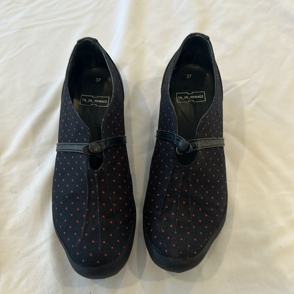 Tracey Neuls black red pindot loafers size 37